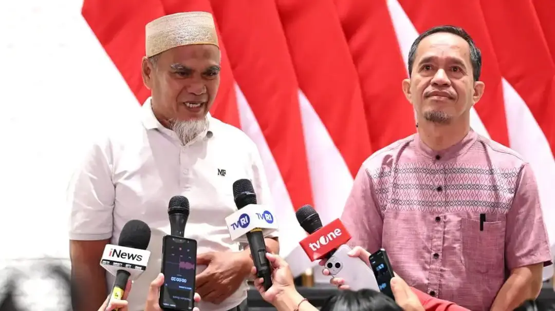 Dua Guru Sulsel Terima Surat Rehabilitasi Dari Presiden Prabowo
