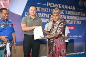 Penyerahan Sertifikat Tanah Transmigran Ponu