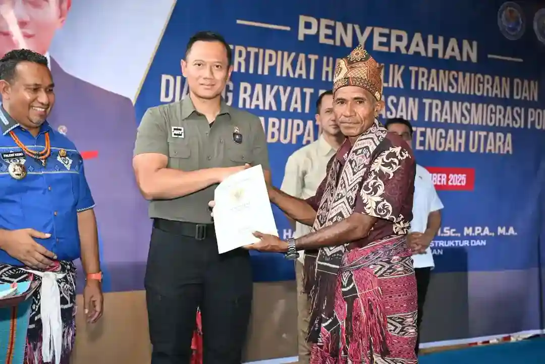 Penyerahan Sertifikat Tanah Transmigran Ponu