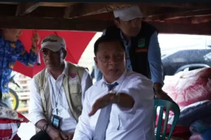 Wali Kota Bima Serahkan Bantuan Banjir Wali Kota Bima Serahkan Bantuan Banjir