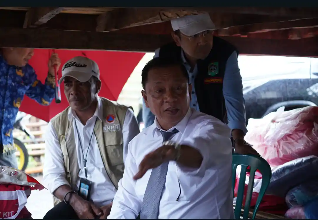 Wali Kota Bima Serahkan Bantuan Banjir