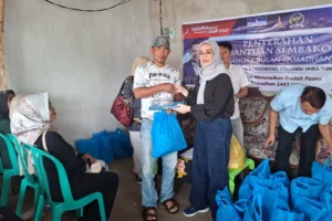 Dina Lorenza Serahkan Bantuan Sembako