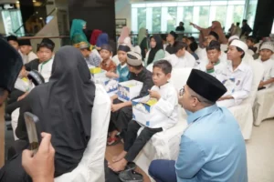 Lokot Nasution Bersama Anak Yatim