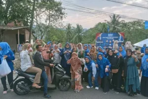 Pembagian Takjil Srikandi Demokrat Sawahlunto