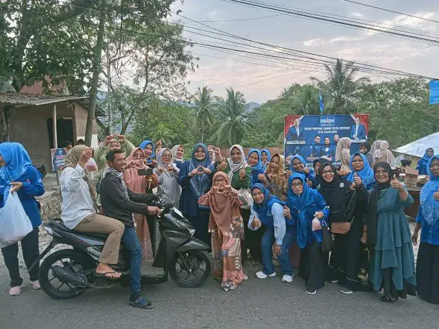 Pembagian Takjil Srikandi Demokrat Sawahlunto