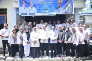 Wali Kota Bima Bersama Tenaga Kesehatan Puskesmas Kolo