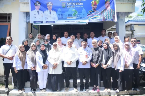 Wali Kota Bima Bersama Tenaga Kesehatan Puskesmas Kolo