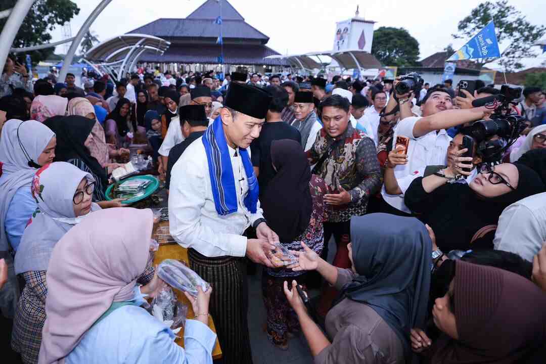 Ahy Belanja Di Pasar Rakyat Saat Bazar Syiar Ramadan Di Serang