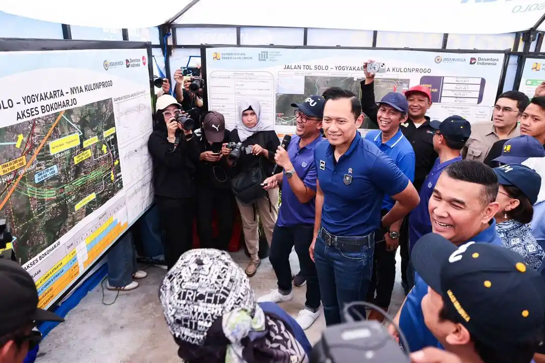 Ahy Tanam Pohon Di Koridor Tol Prambanan Purwomartani
